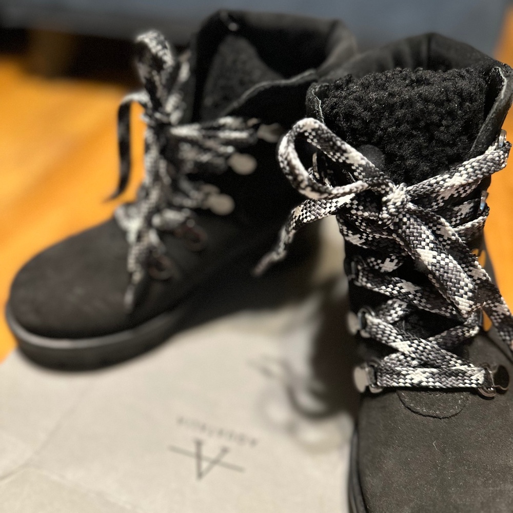 Aquatalia Juliet Suede Waterproof Shearling boot size 6 Black